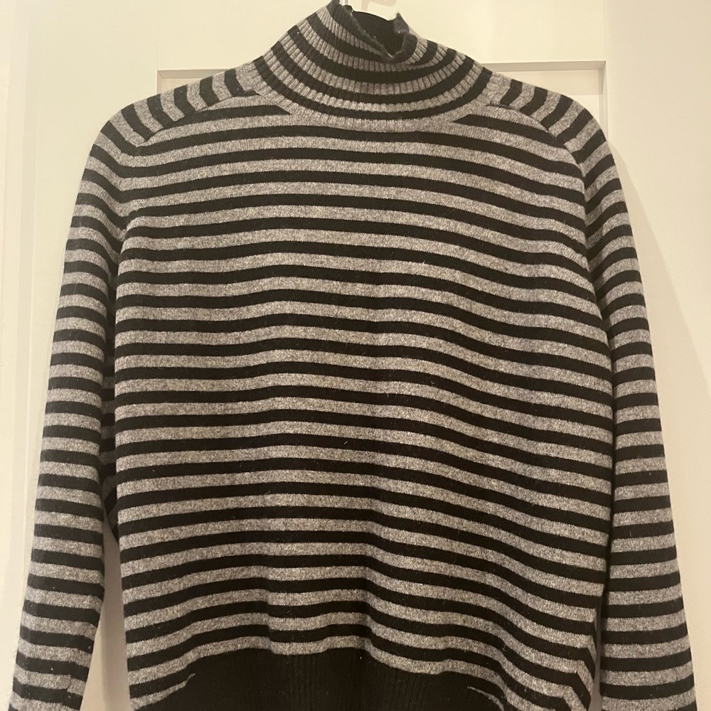 Vince sweater. Excellent condition. Size M.